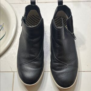 Taos Footwear Black Leather Shoes